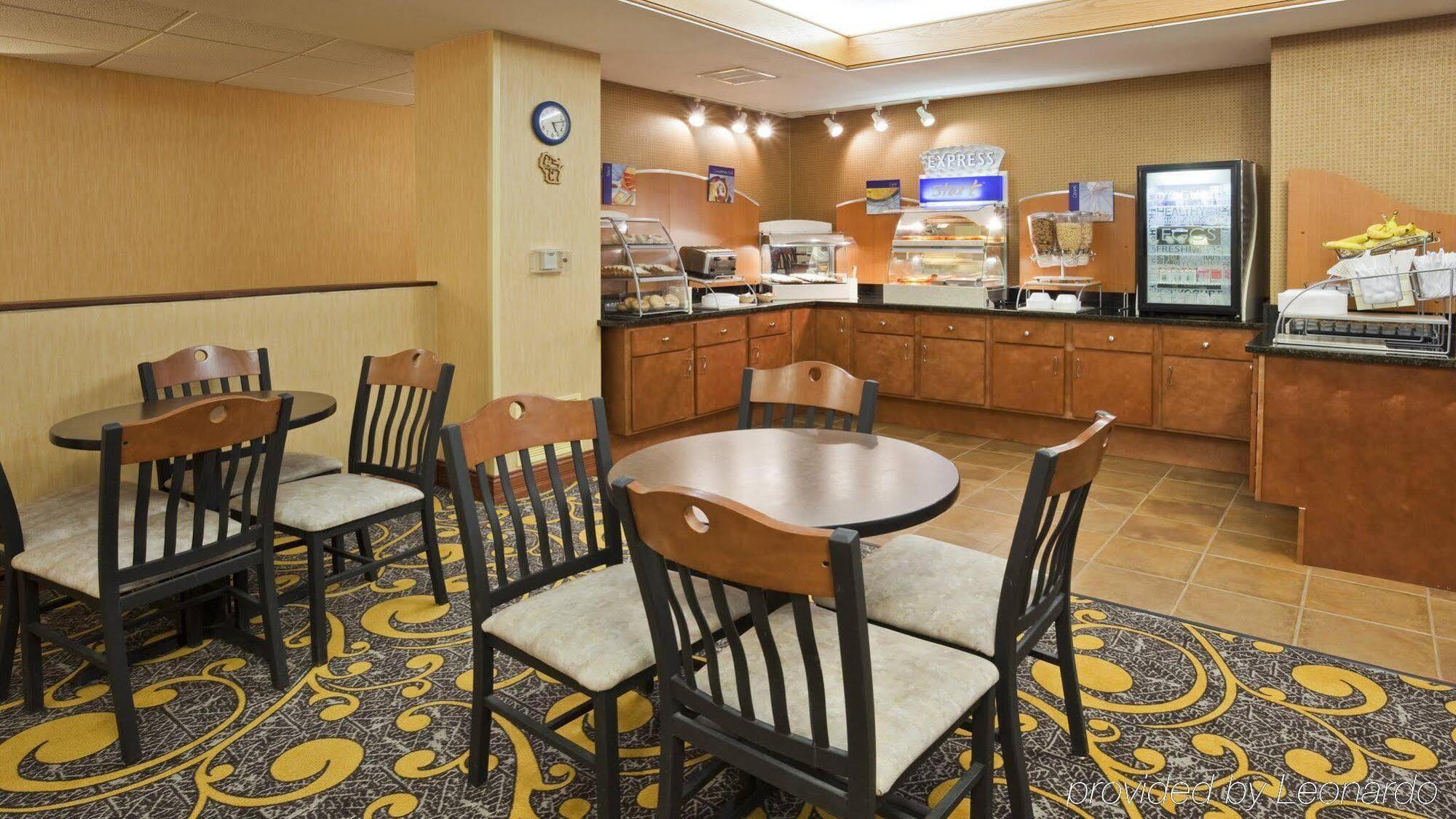 Holiday Inn Express Deforest By Ihg Luaran gambar